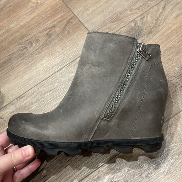 Sorel Ankle Boots Style Joan of Arctic Wedge Ankle Bootie! Grey Leather, Size 9! - Picture 4 of 11